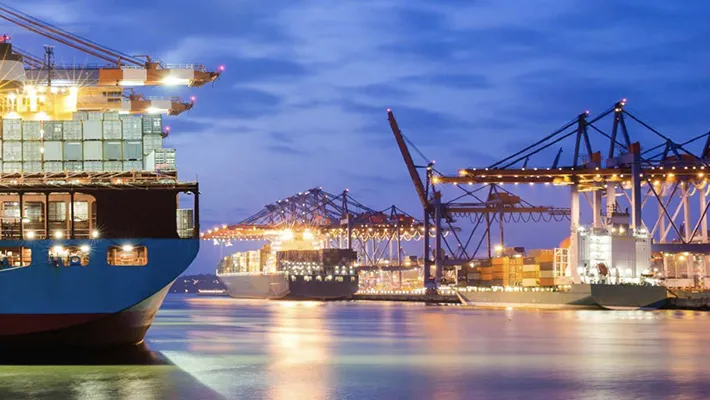 चीन का व्यापार अधिशेष $1 ट्रिलियन तक पहुँच गया